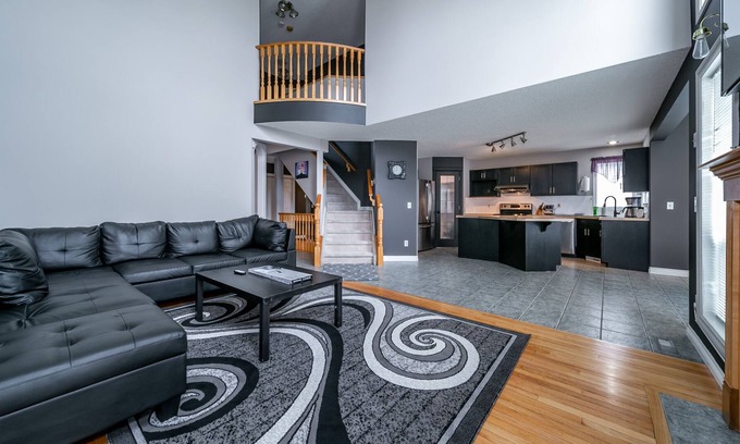 Northwest Edmonton Casa | Home Away From Home 5 Bed 3.5 Bath - Fast Wi-Fi
