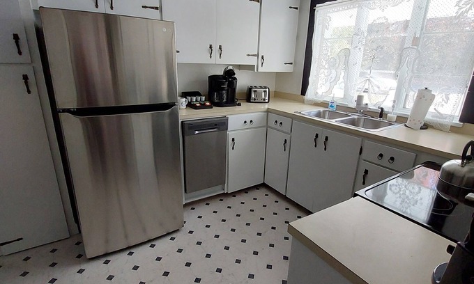 Erie Casa | Home away from home! Centrally Located - dedicated work area