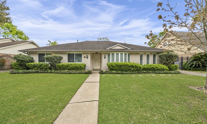 Houston Casa | Home Away From Home, Med Center, Sports, Shopping