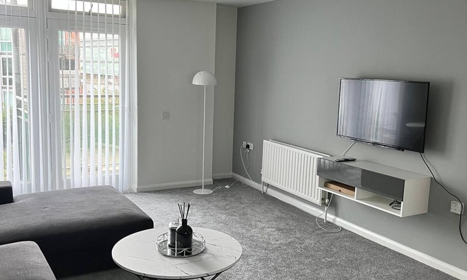 Notting Dale Apartamento | Home away from home. Stylish and modern apartment with proximity to airport.