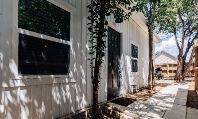 Hudson Bend Cabaña | Home Away From Home-The Krow's Nest Cottage Close to Lake Travis, Pet-Friendly