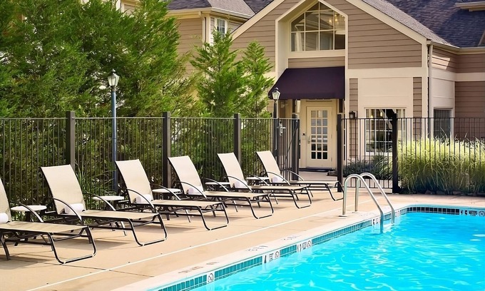 Schaumburg Apartamento | Home Away from Home! Budget-friendly Accommodation! Pets Allowed, Pool, Parking
