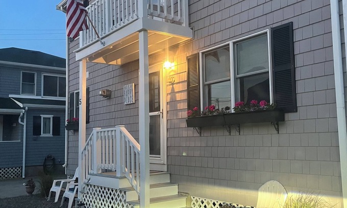 Green Harbor-Cedar Crest Casa | Home by the Sea and 1 minute walk to the beach