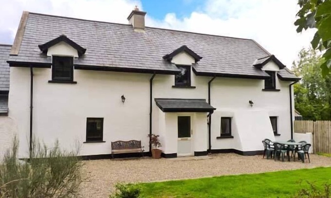 Gusserane Cabaña | HOME FARM COTTAGE, pet friendly in Campile, County Wexford