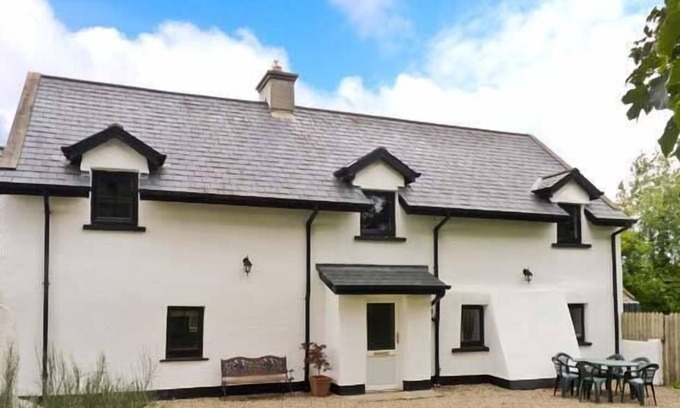 Gusserane Cabaña | HOME FARM COTTAGE, pet friendly in Campile, County Wexford