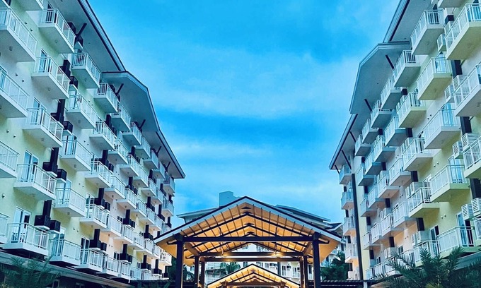 Lapu-Lapu Condominio | Home-feel unit near Airport with an IG-worthy pool that’s perfect for your feed.