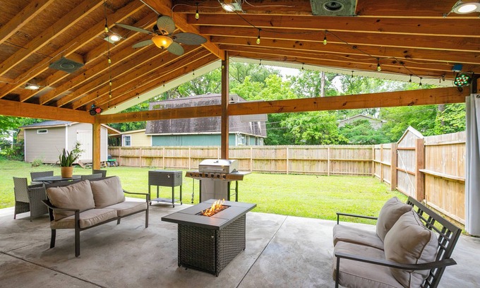 Antioch Casa | Home for 10 close to BNA & DOWNTOWN Nashville KING bed FENCED Patio BAR & Yard