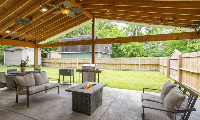 Antioch Casa | Home for 10 King bed Fenced Porch with Bar minutes from Downtown Nashville & BNA