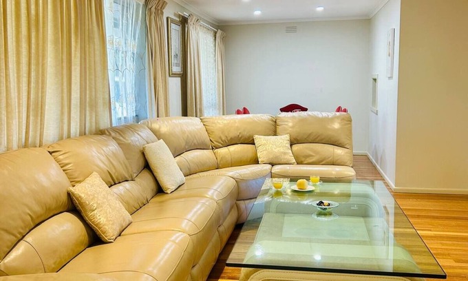 Doncaster Casa | Home in Doncaster with Gardens, Near Shops & Transport