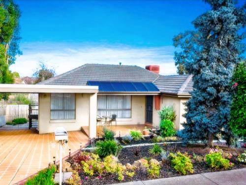 Doncaster Casa | Home in Doncaster with Gardens, Near Shops & Transport
