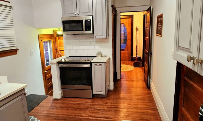 Ottawa Casa | Home in downtown Ottawa! A quick walk to restaurants and close to Starved Rock.