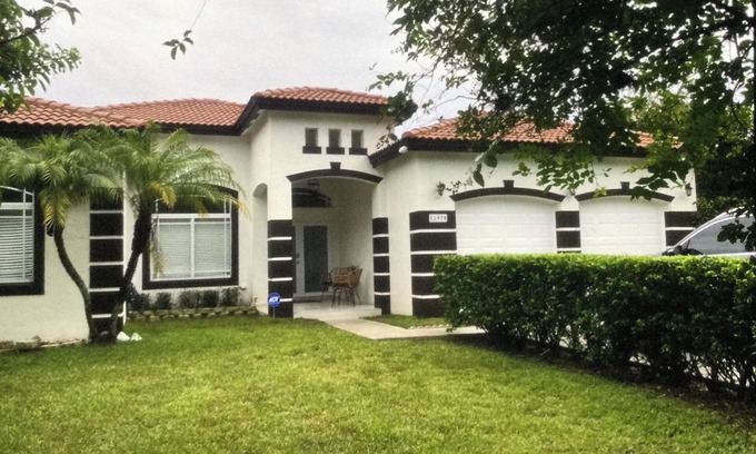 Goulds Casa | Home in Miami. 4 beds 2.5 baths Spacious and comfortable, in a very quiet area.