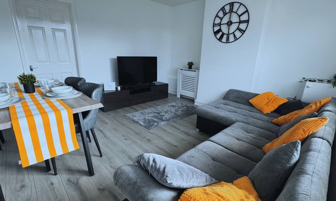 Northampton Casa | Home in Northampton 3 bed entire space with private drive parking