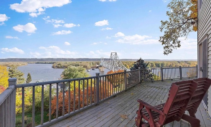 Lansing Casa | Home in quaint river town with awe-inspiring view of the beautiful Mississippi