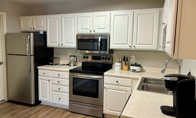 Umstead Condominio | Home in Raleigh with office. Pool. 10 mins to RDU. Central location.