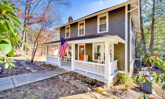 Montreat Cabaña | Home in the heart of Montreat with arcade, firepit & washer/dryer - dog-friendly