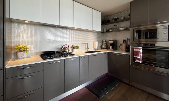 Connaught Condominio | Home in the Sky 2 Bed 2 Bath Sunny Corner Unit