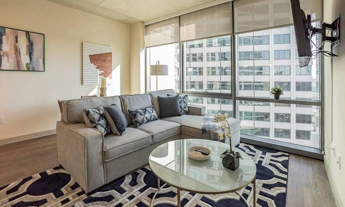 University City Apartamento | El hogar está en un edificio de dos años con excelentes comodidades.