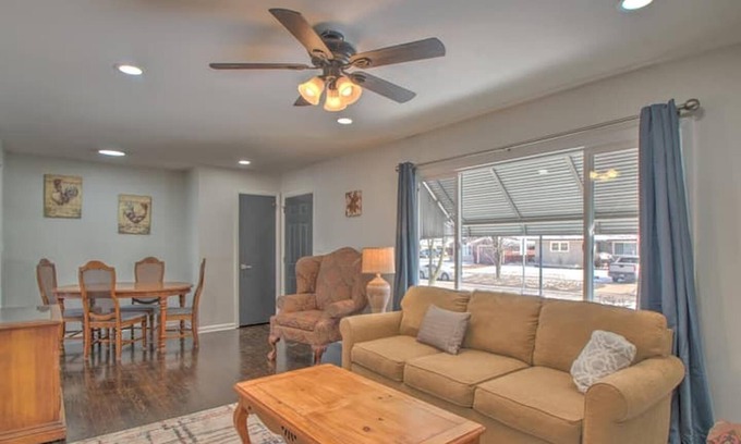 Hammond Casa | Home Near BP Refinery-Whiting