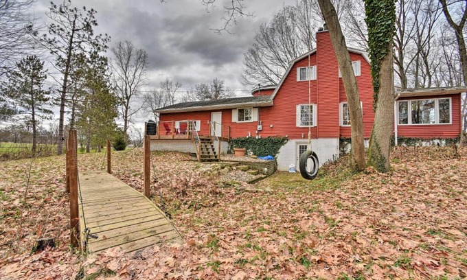 Haslett Casa | Home on 10 Acres Perfect for MSU Football Weekend