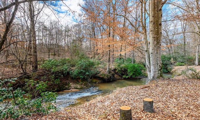 Pickens Casa | Home on 6 acres 🏠 with creek. 5min to downtown Pickens, close to Table Rock 🏞