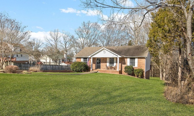 Olmstead Casa | Home on a cul-de-sac in Clarksville / Sango area.