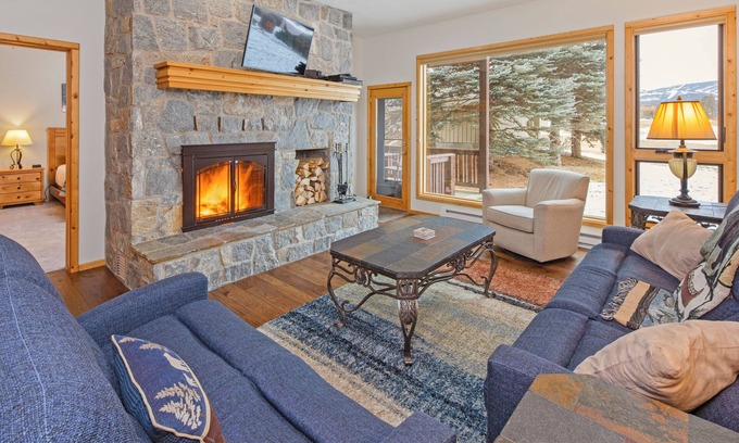 Big Sky Meadow Village Condominio | Home on Big Sky Golf Course w/fireplace & community pool/hot tub -The Lone Peak Lookout