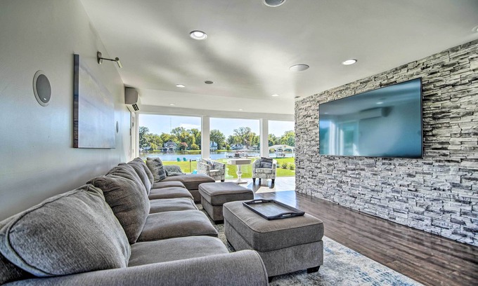 McHenry Casa | Home on Fox River: Modern Decor Style!