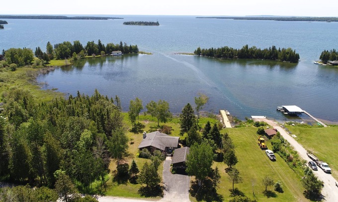 Hessel Casa | Casa recientemente remodelada en el lago Huron, a poca distancia del centro de Hessel