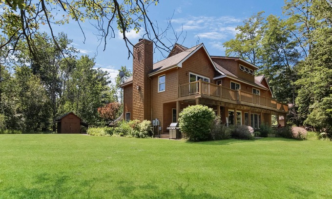 Glen Arbor Casa | Hermoso y único hogar en el río cristalino en Glen Arbor! Pontón incluido.
