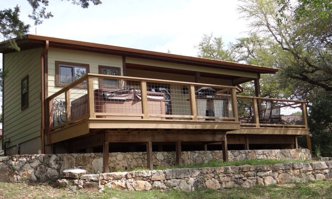 Wimberley Casa | Encantadora casa con gran terraza privada y jacuzzi en el corazón de Hill Country