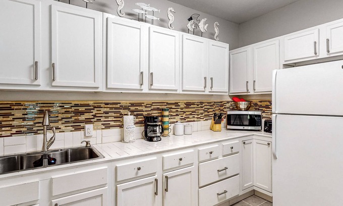 Texas City Casa | Home short drive to Texas City Dike, Galveston Island, Kemah Boardwalk & NASA