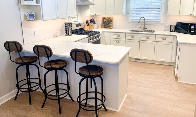 Durham Casa | Home Sleeps 10- Central to Airport, Duke & UNC, South Point Mall