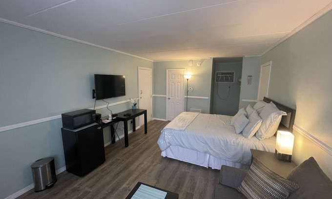 Wildwood Hotel | Home style,cozy room a block from the beach