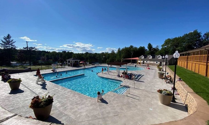 Tobyhanna Casa | Home Sweet Poconos! 4bd with fire pit, hot tub, and game room! Sleeps 13.