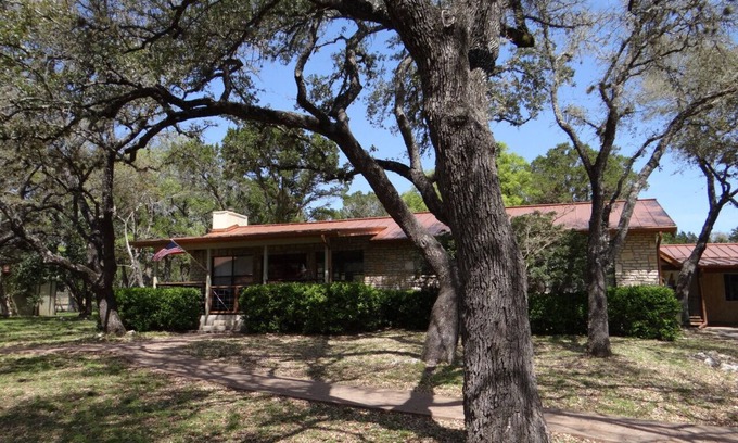 Wimberley Casa | Casa de estilo Lodge, hermosos jardines, cocina al aire libre y una gran bañera de hidromasaje