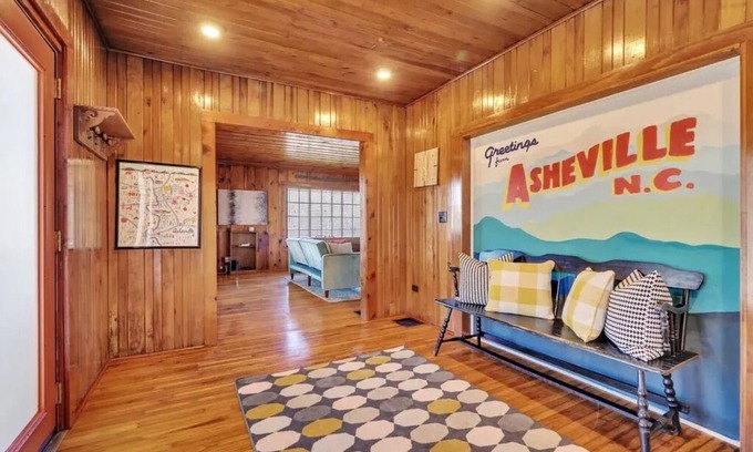 Arden Casa | Home + Tiny Home 15 mins to Asheville! Firepit-Hot tub-Dog Friendly-Games Galore