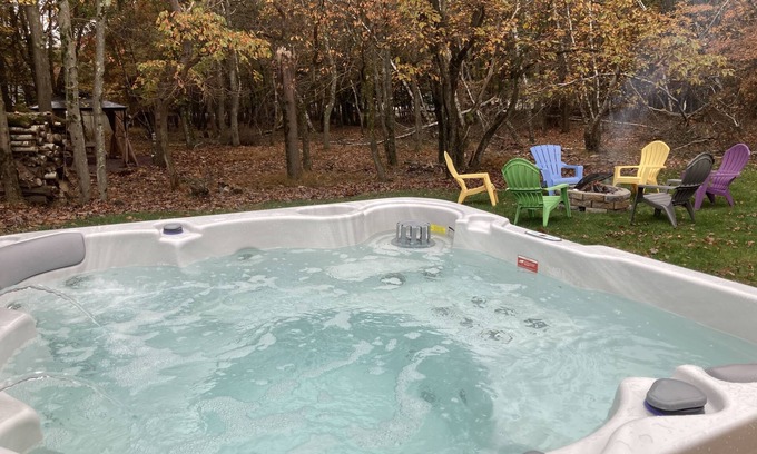 Albrightsville Casa | Home w/game room hot tub 65" TV Hulu Netflix AC