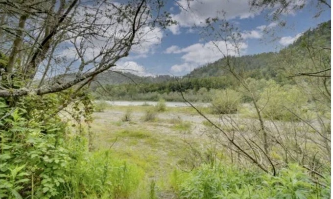 Rio Dell Casa | Home with Giant Redwood’s on the Eel River (w/river access)
