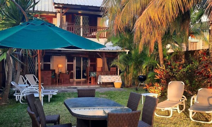 Pereybere Villa | Acogedora villa frente al mar con hermosa playa de arena y natación segura.