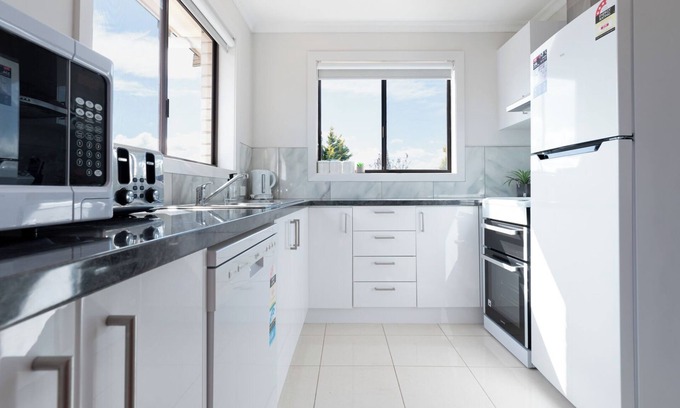 Riverside Apartamento | Homely Hideaway with Parking & WiFi