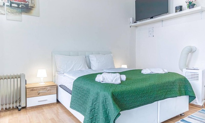 Brigittenau Apartamento | Homely Studio w/ Free Coffee near Millenium Tower