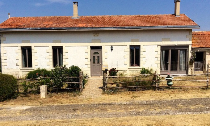 Mirambeau Casa | Homerez - Espaciosa casa para 6 pers. con jardín en Saint-Bonnet-sur-Gironde