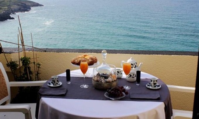 Malpica de Bergantinos Apartamento | Homerez - ¡A 10 m de la playa! Apartamento para 6 pers. con jardín en Malpica