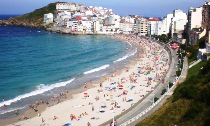 Malpica de Bergantinos Apartamento | Homerez - ¡A 10 m de la playa! Apartamento para 7 pers. con jardín en Malpica