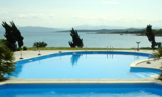 Baia Caddinas Apartamento | Homerez - ¡A 200 m de la playa! Apartamento para 4 pers. con piscina y terraza
