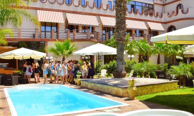San Giorgio-Librino-San Giuseppe la Rena-Zia Lisa-Villaggio Sant'Agata Apartamento | Homerez - ¡A 50 m de la playa! Apartamento para 3 pers. con piscina compartida