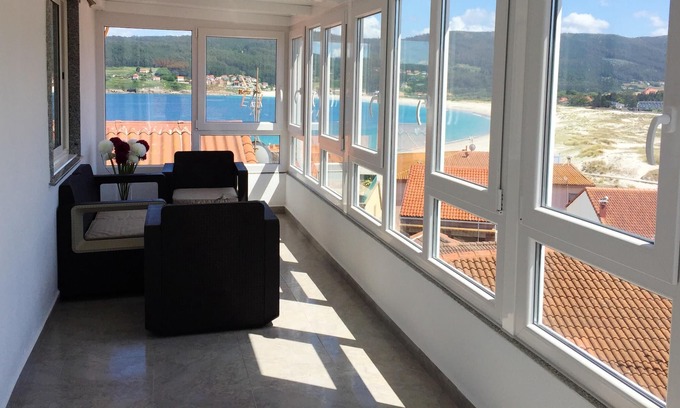 Laxe Apartamento | Homerez - ¡A 80 m de la playa! Apartamento para 4 pers. con terraza en Laxe