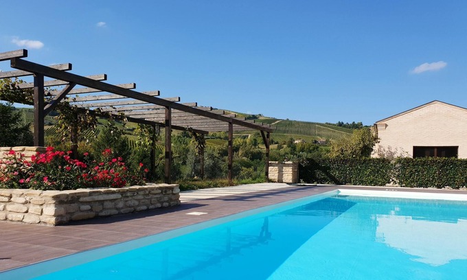 Montalto delle Marche Apartamento | Homerez - Bonito apartamento para 2 pers. con piscina compartida