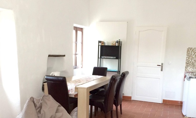 Montauriol Apartamento | Homerez - Apartamento para 3 pers. con piscina compartida en Montauriol